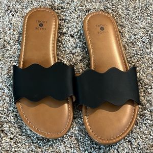 Cute black sandals!